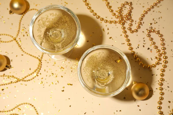 Bicchieri Champagne Decorazioni Natalizie Sfondo Colori — Foto Stock