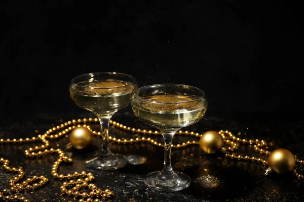 Glasses Champagne Beautiful Christmas Decorations Dark Background — Stock Photo, Image