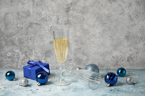 Glas Champagner Weihnachtskugeln Und Geschenk Auf Grunge Hintergrund — Stockfoto