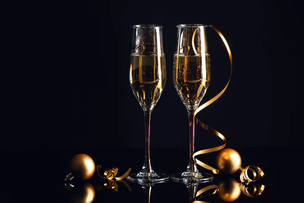 Bicchieri Champagne Decorazioni Natalizie Sfondo Scuro — Foto Stock