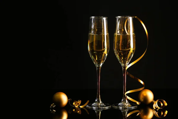 Bicchieri Champagne Decorazioni Natalizie Sfondo Scuro — Foto Stock