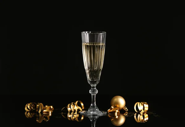 Bicchiere Champagne Serpentino Sfondo Scuro — Foto Stock
