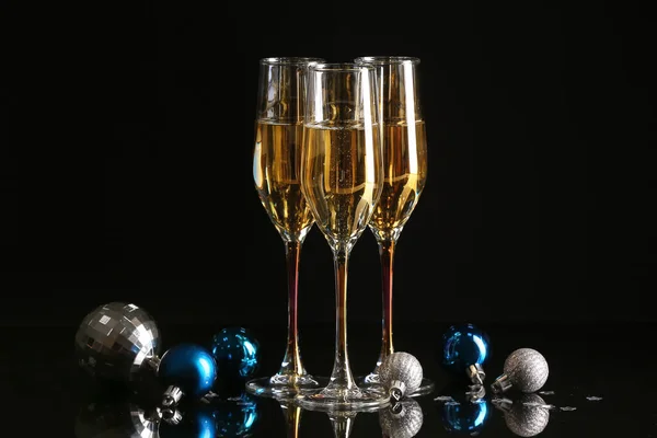 Bicchieri Con Champagne Decorazioni Natalizie Sfondo Scuro — Foto Stock