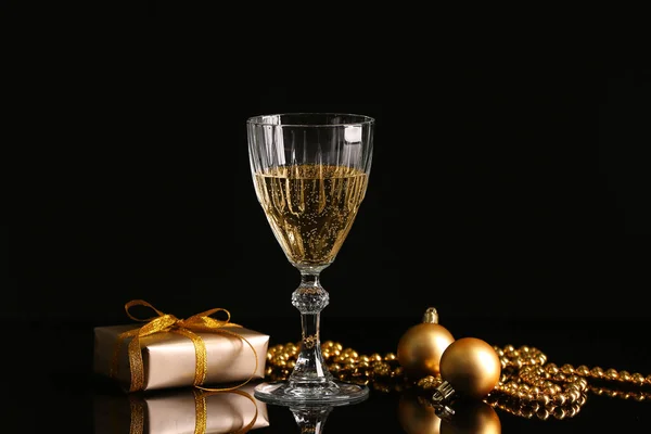 Szklanka Szampana Świąteczne Dekoracje Pudełko Ciemnym Tle — Zdjęcie stockowe