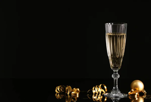 Glas Champagne Och Orpentin Mörk Bakgrund — Stockfoto