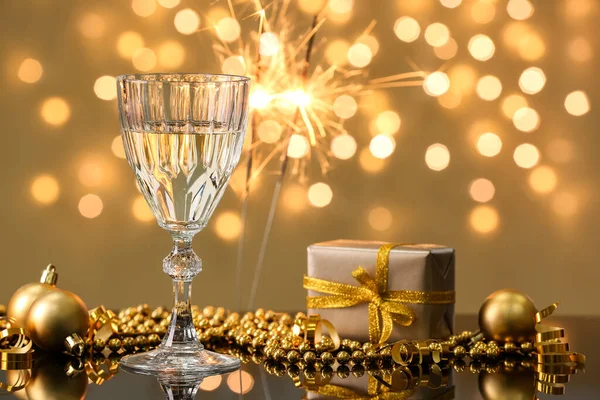 Glass Champagne Christmas Decorations Gift Box Table Blurred Lights — Stock Photo, Image