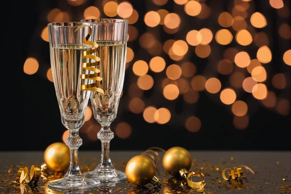 Bicchieri Champagne Palline Natale Sul Tavolo Contro Luci Sfocate — Foto Stock