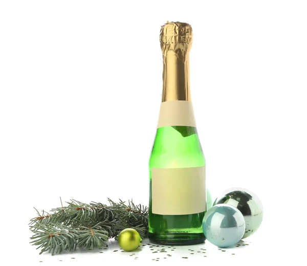 Μπουκάλι Σαμπάνιας Χριστουγεννιάτικες Μπάλες Και Κλαδί Ελάτης Λευκό Φόντο — Φωτογραφία Αρχείου