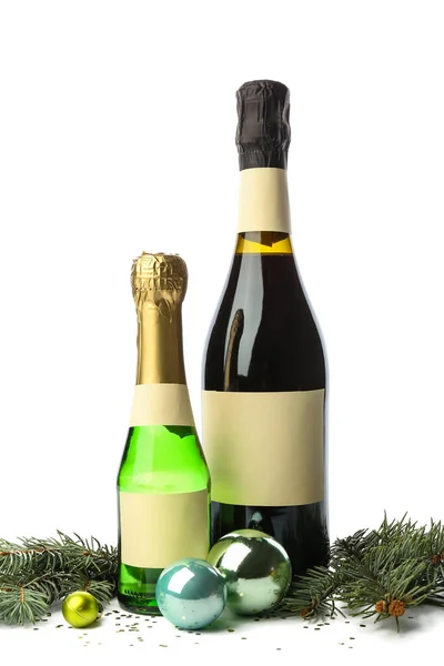 Flessen Champagne Met Kerstballen Sparren Takken Witte Achtergrond — Stockfoto