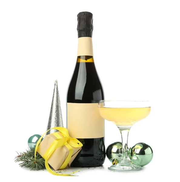 Glas Champagne Met Kerstballen Cadeau Witte Achtergrond — Stockfoto