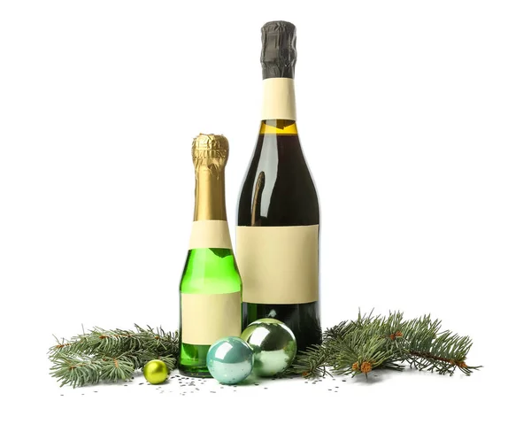 Flessen Champagne Met Kerstballen Sparren Takken Witte Achtergrond — Stockfoto