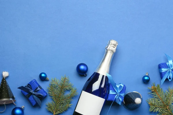 Composizione Con Bottiglia Champagne Decorazioni Natalizie Sfondo Blu — Foto Stock