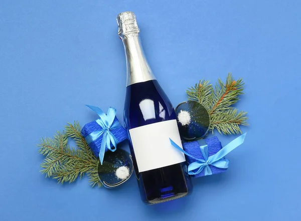 Fles Champagne Met Sparren Takken Feestmutsen Blauwe Achtergrond — Stockfoto