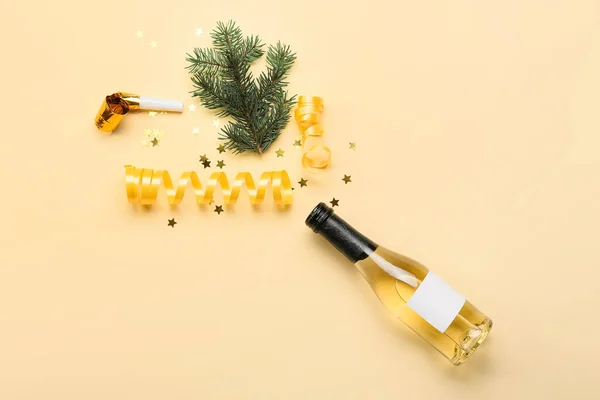 Композиция Бутылкой Шампанского Рождественский Декор Цветном Фоне — стоковое фото
