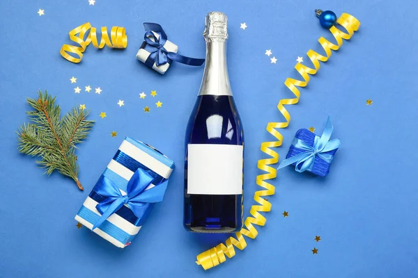 Composizione Con Bottiglia Champagne Decorazioni Natalizie Sfondo Blu — Foto Stock