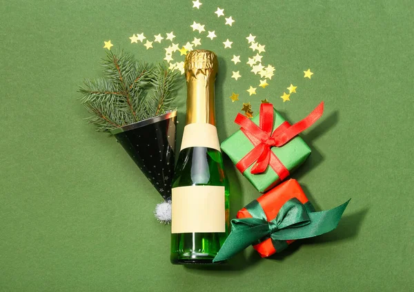 Şampanyalı kompozisyon ve yeşil arka planda Noel dekoru.