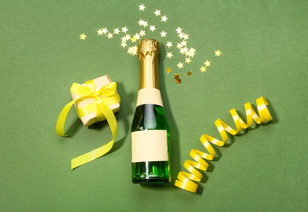Bottiglia Champagne Con Regalo Confetti Sfondo Verde — Foto Stock