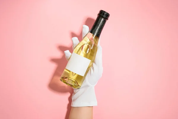 Weibliche Hand Mit Flasche Champagner Auf Rosa Hintergrund — Stockfoto