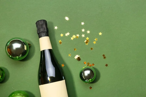 Fles Champagne Met Confetti Kerstballen Groene Achtergrond — Stockfoto