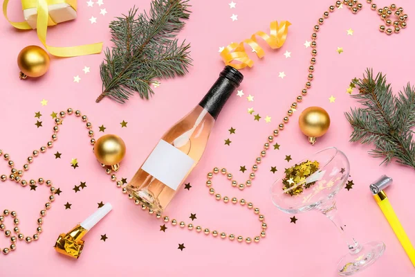 Şampanyalı kompozisyon ve pembe arka planda Noel dekoru.