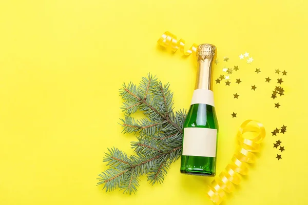 Sammansättning Med Flaska Champagne Och Juldekor Gul Bakgrund — Stockfoto