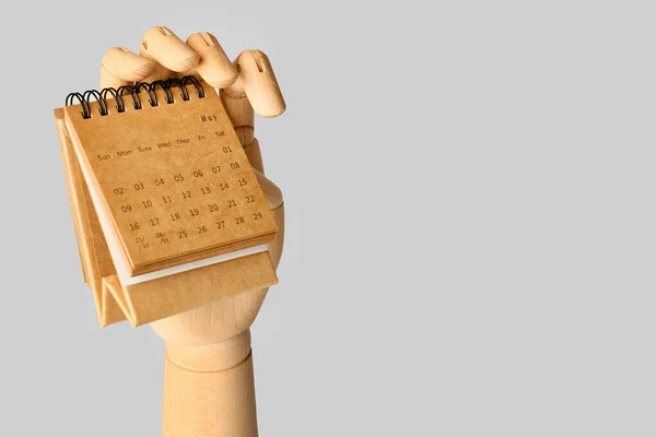 Ξύλινο Χέρι Ημερολόγιο Χειροτεχνίας Γκρι Φόντο — Φωτογραφία Αρχείου