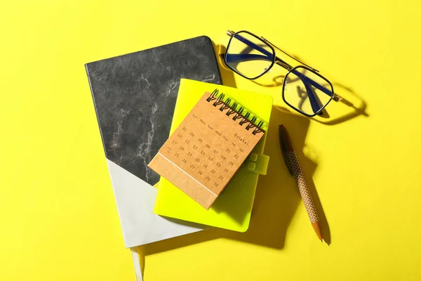 带有黄底笔记本和眼镜的手工日历 — 图库照片