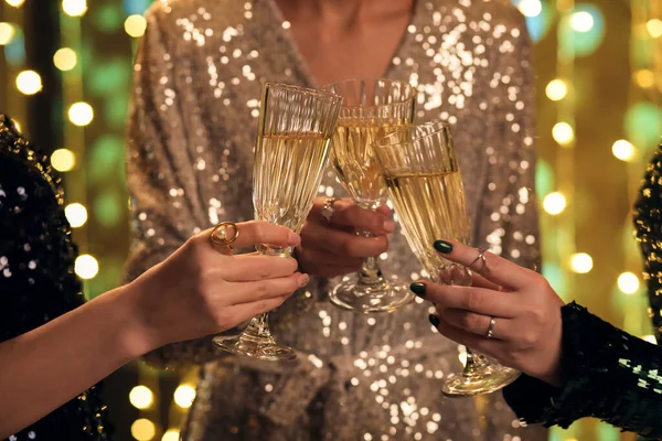Женщины Элегантных Платьях Бокалами Шампанского Крупным Планом — стоковое фото