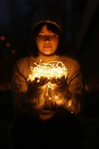 Mujer Joven Sosteniendo Hermosas Luces Navidad Sobre Fondo Oscuro —  Fotos de Stock