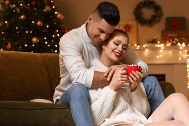 Mutlu genç çift Noel arifesinde romantik bir randevuya çıkıyor.