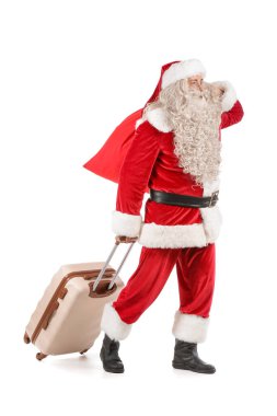 Beyaz arka planda çantası ve bavulu olan Noel Baba