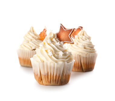 Beyaz arka planda lezzetli Noel kekleri