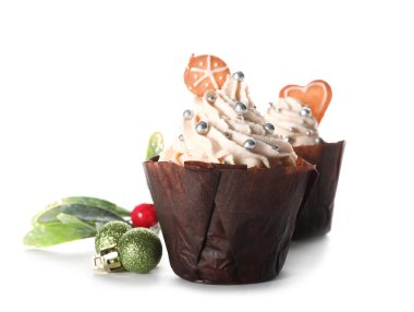 Lezzetli Noel kekleri ve beyaz arka planda dekorasyon