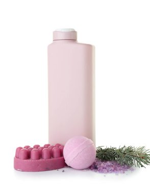 Beyaz arka planda bir şişe kozmetik ürünü, masaj sabunu, banyo bombası, deniz tuzu ve köknar dalı.