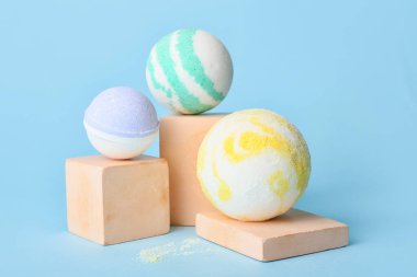 Mavi arka planda banyo bombaları olan kompozisyon