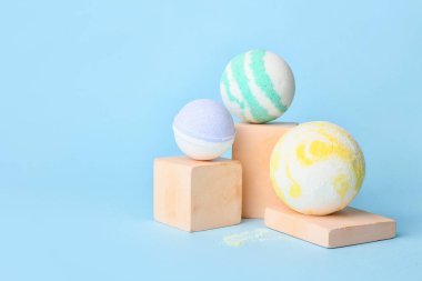 Mavi arka planda banyo bombaları olan kompozisyon