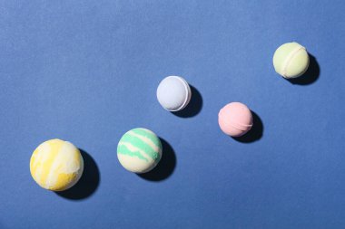 Mavi arka planda farklı banyo bombaları