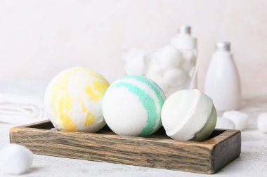 Tahta tahtada banyo bombaları var, yakın plan.