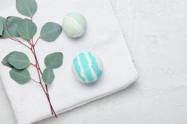 Banyo bombaları, temiz havlu ve arka planda okaliptüs dalı, yakın plan.