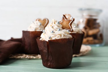 Lezzetli Noel kekleri masada.