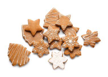 Beyaz arka planda farklı zencefilli kurabiyeler