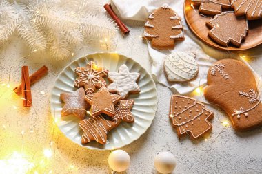 Lezzetli zencefilli kurabiyeler ve arka planda parlayan ışıklarla Noel kompozisyonu