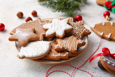 Farklı zencefilli kurabiye tabakları ve arka planda Noel süslemeleri.
