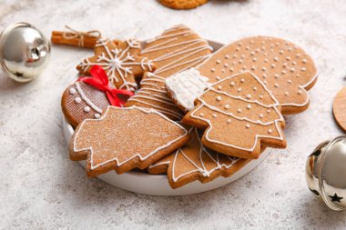 Hafif arkaplanda lezzetli zencefilli kurabiye tabağı.