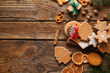 Ahşap arka planda lezzetli zencefilli kurabiyelerle güzel bir Noel kompozisyonu