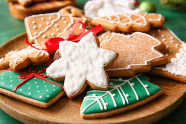 Lezzetli bir Noel kurabiyesi tabağı, yakın plan.