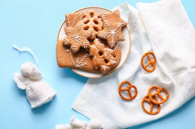 Renkli arkaplanda lezzetli zencefilli kurabiyeli kompozisyon