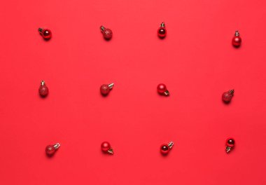 Kırmızı arka planda bir sürü Noel topu