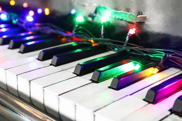 Leuchtende Bunte Lichter Piano Nahaufnahme — Stockfoto