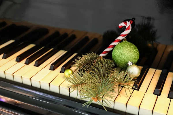 Kerstdecor Met Dennentakken Piano — Stockfoto